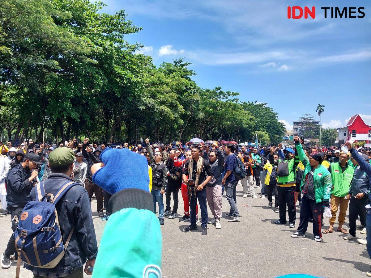 Ribuan massa berkumpul di Taman Kamboja Banjarmasin, Senin (1/9/2025). (Hendra Lianor/IDN Times)