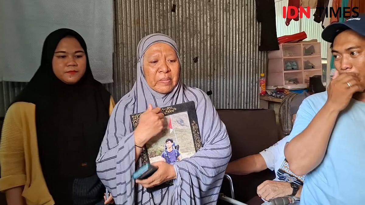 Saerah, ibu almarhum Rusdamdiansyah alias Dandi, mitra pengemudi yang tewas dalam gelombang unjuk rasa di Makassar, Jumat (29/8/2025). (IDN Times/Darsil Yahya)