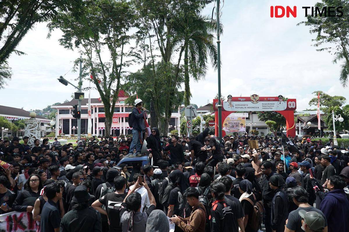 Wali Kota Balikpapan Rahmad Mas’ud turun langsung merespons tuntutan massa aksi yang menggelar demonstrasi di depan Gedung DPRD Balikpapan, Senin (1/9/2025). 