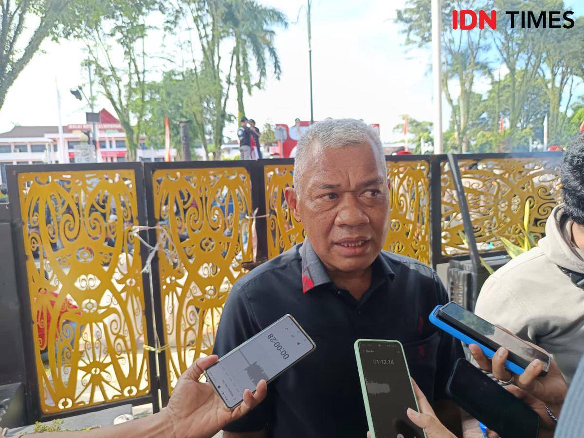 Wakil Ketua DPRD Balikpapan, Budiono, menanggapi aksi demonstrasi yang digelar di depan Kantor DPRD Balikpapan, Senin (1/9/2025).