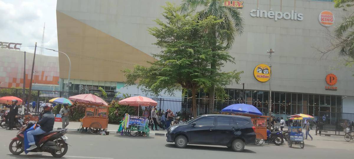 Potret pedagang kaki lima siaga di lokasi aksi Palembang (Dok. Aji untuk IDN Times)