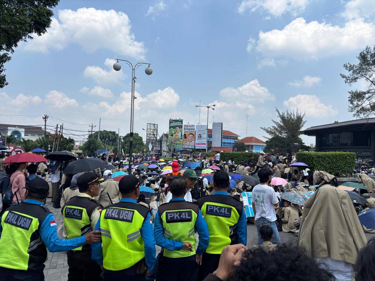 Ribuan massa aksi yang tergabung dalam Jogja Memanggil menggelar aksi di Bundaran Universitas Gadjah Mada (UGM), Senin (1/9/2025).