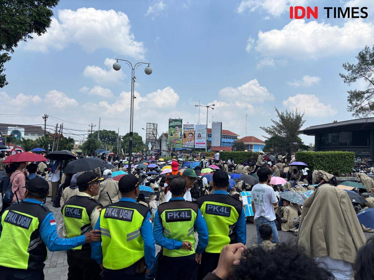 Ribuan massa aksi yang tergabung dalam Jogja Memanggil menggelar aksi di Bundaran Universitas Gadjah Mada (UGM), Senin (1/9/2025).