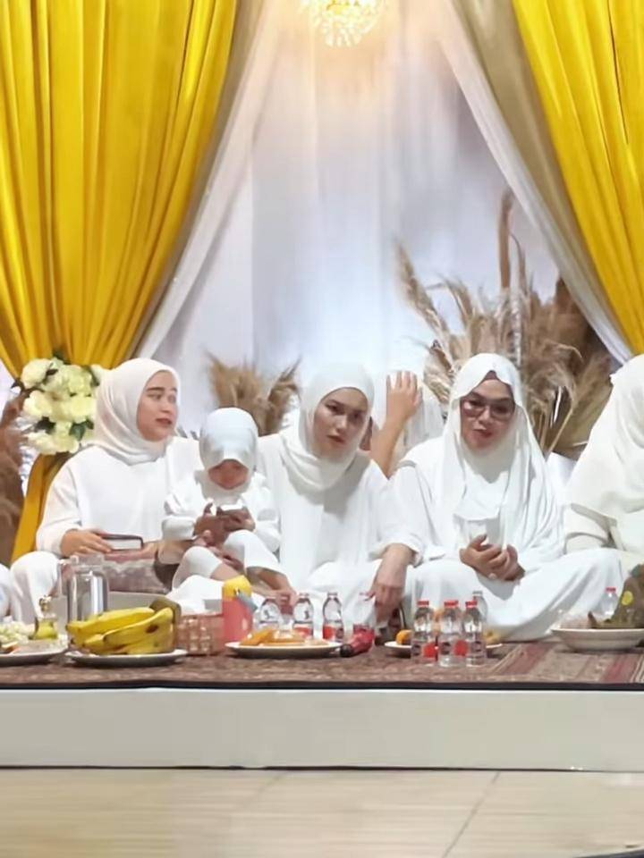 peringatan 1 tahun kepergian keponakan Ayu Ting Ting
