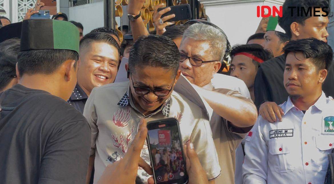 Ketua DPRD Sumbar, Muhidi menandatangani tuntutan yang diberikan oleh demonstran di Padang, Senin (1/9/2025). (IDN Times/Halbert Caniago)