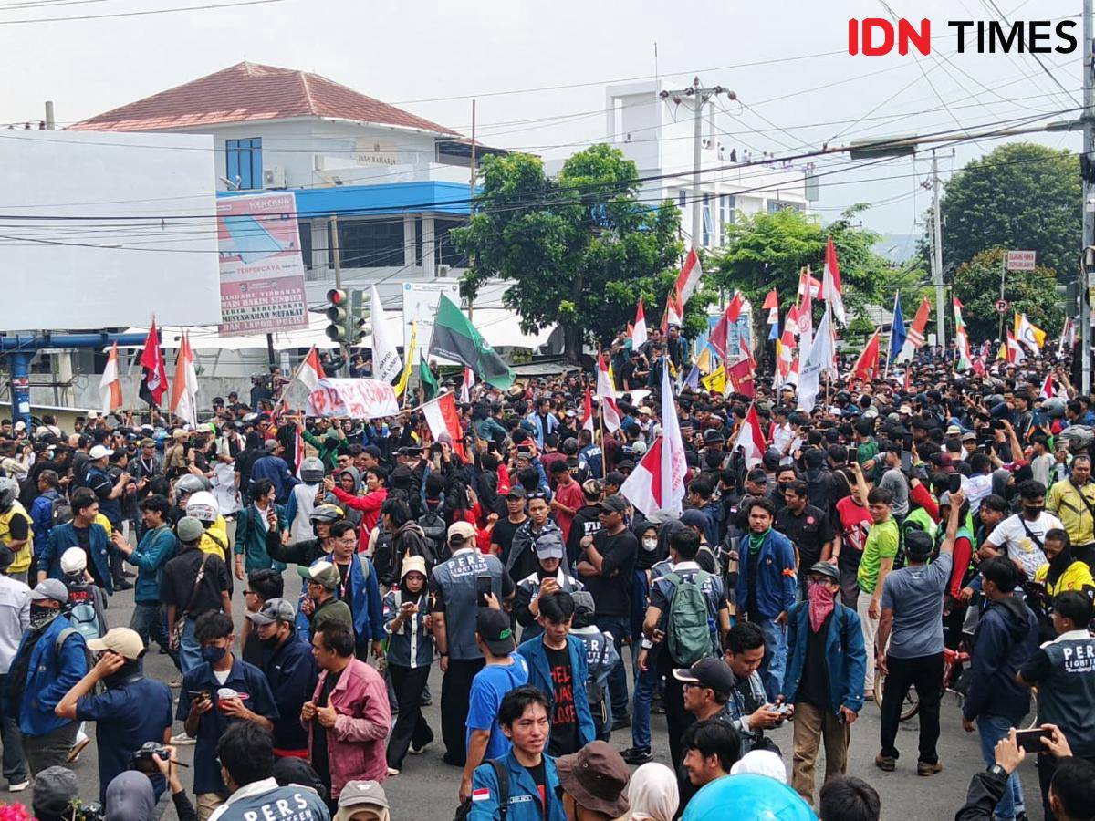 Potret Aksi “Lampung Menolak Diam, Indonesia (C)emas” yang Digelar Aliansi Lampung Melawan di kawasan Gedung DPRD Lampung