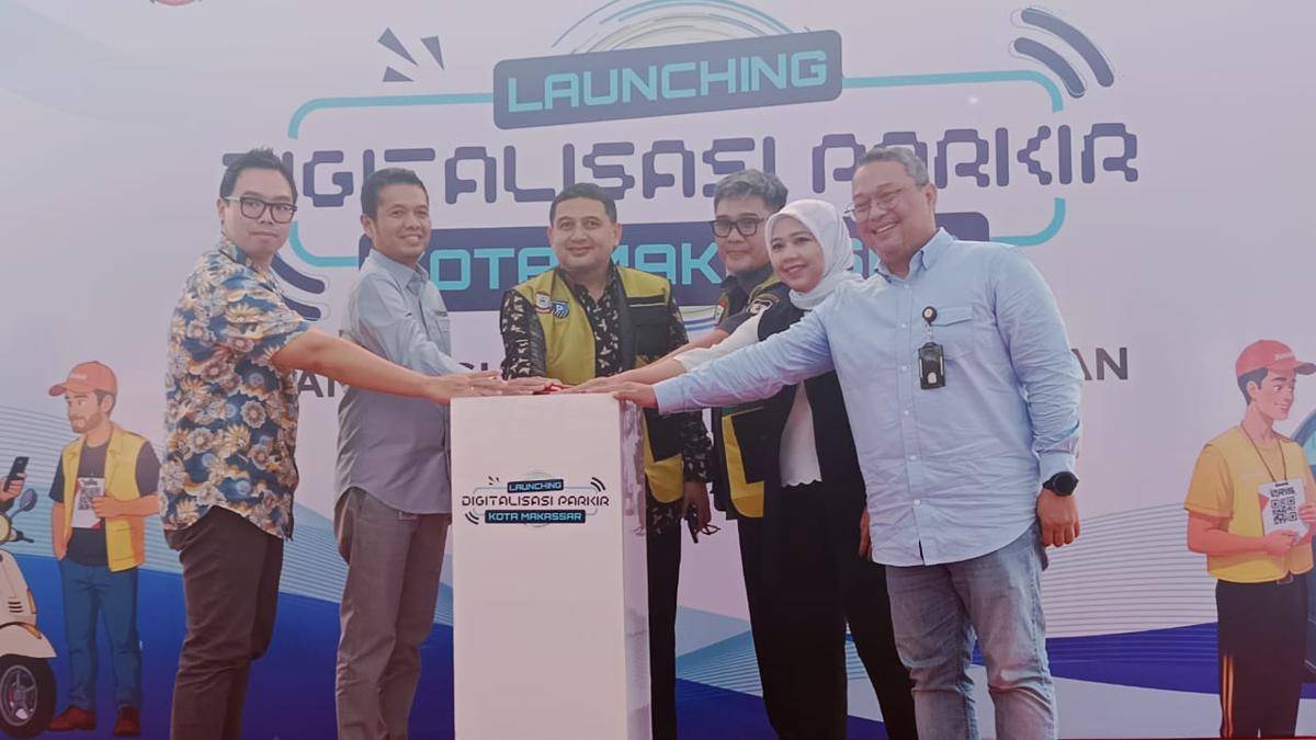 Penekanan tombol sirine sebagai tanda dimulainya digitalisasi parkir di Kota Makassar, Senin (1/9/2025). (IDN Times/Asrhawi Muin)