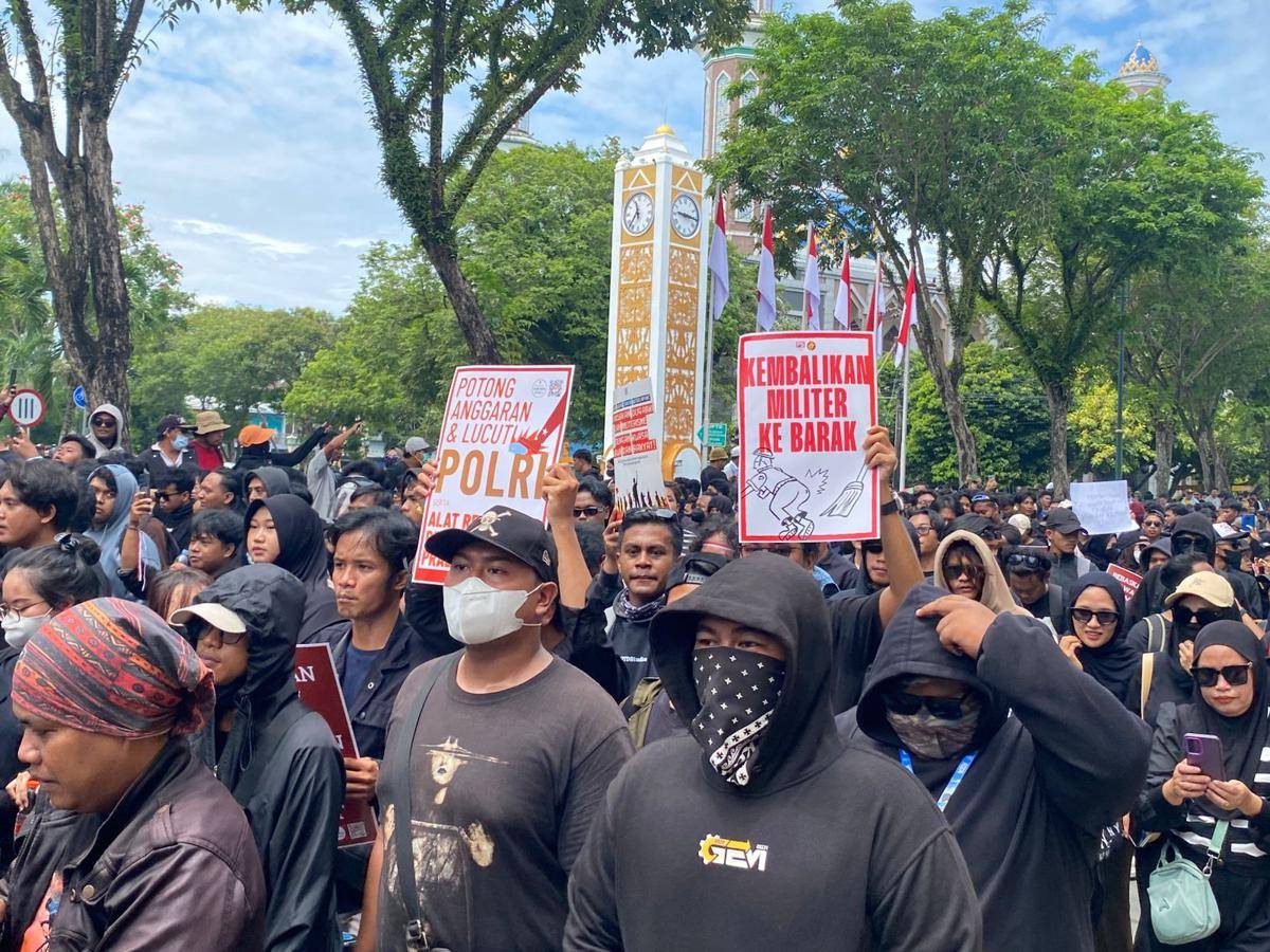 Ratusan massa yang tergabung dalam Balikpapan Bergerak (Barak) menggelar aksi demonstrasi di depan Gedung DPRD Kota Balikpapan.