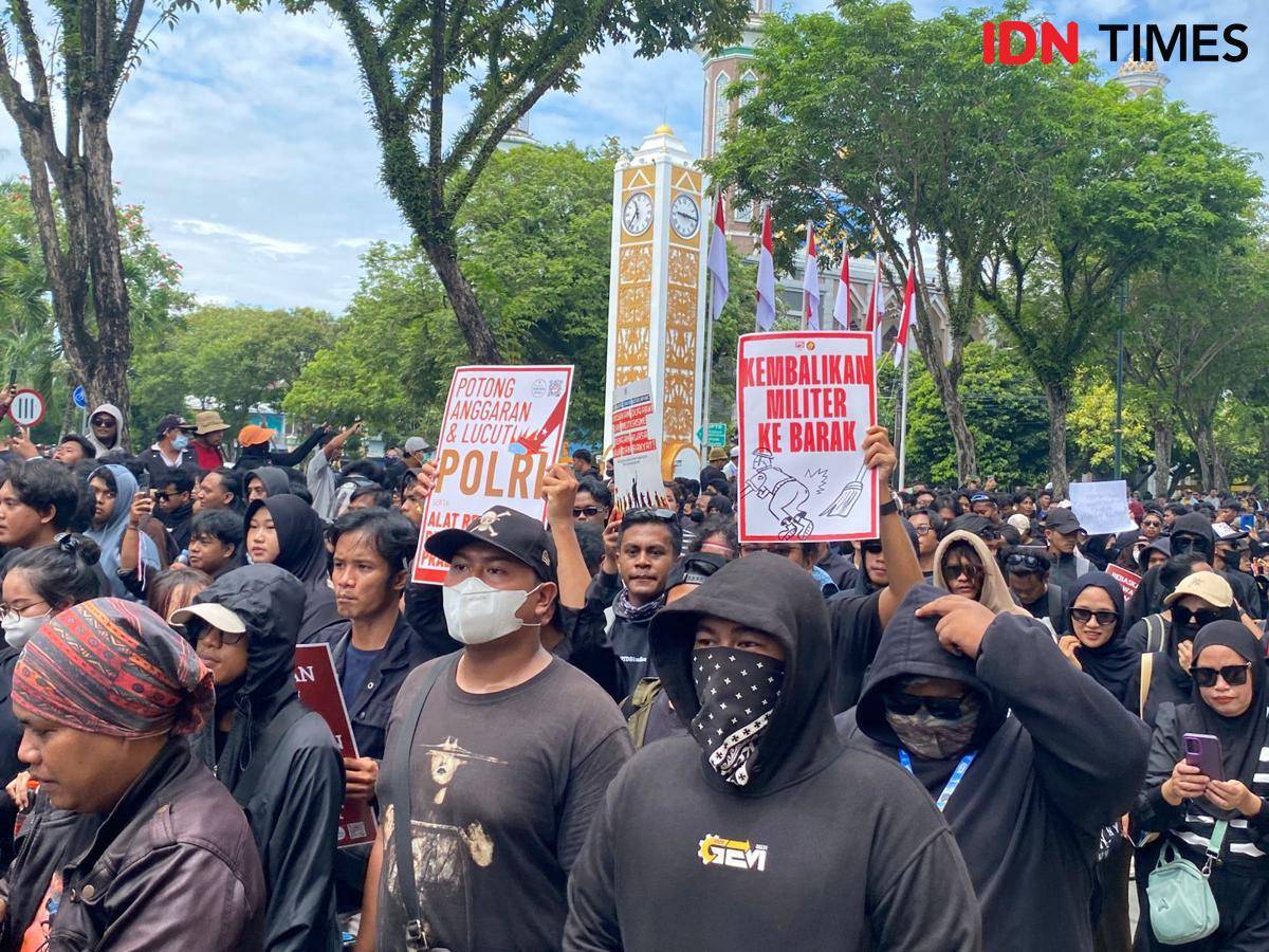 Ratusan massa yang tergabung dalam Balikpapan Bergerak (Barak) menggelar aksi demonstrasi di depan Gedung DPRD Kota Balikpapan.