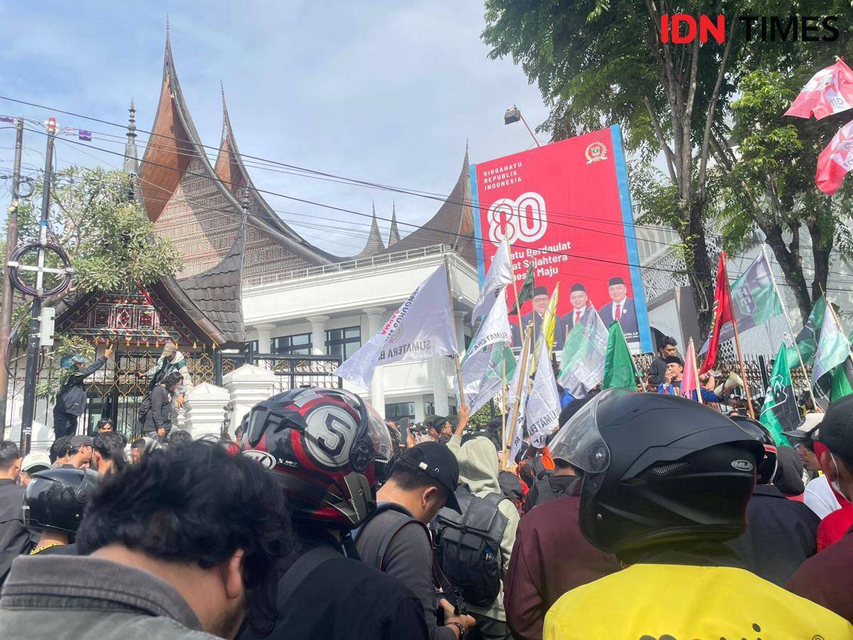 Ribuan massa yang tergabung dalam massa aksi Cipayung Plus dan organisasi masyarakat sipil lainnya melakukan unjuk rasa di depan Gedung DPRD Sumatra Barat, Senin (1/9/2025).