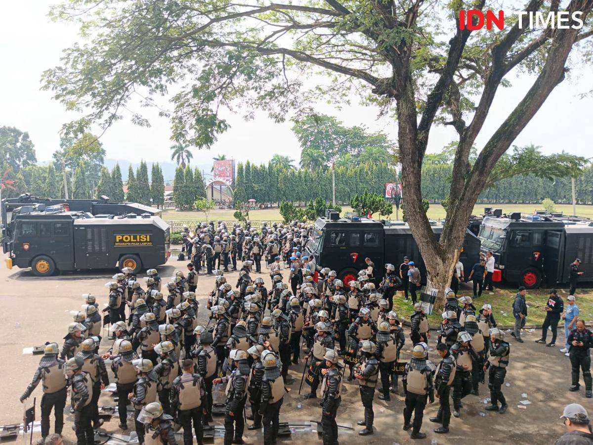 Potret Aksi “Lampung Menolak Diam, Indonesia (C)emas” yang Digelar Aliansi Lampung Melawan di kawasan Gedung DPRD Lampung