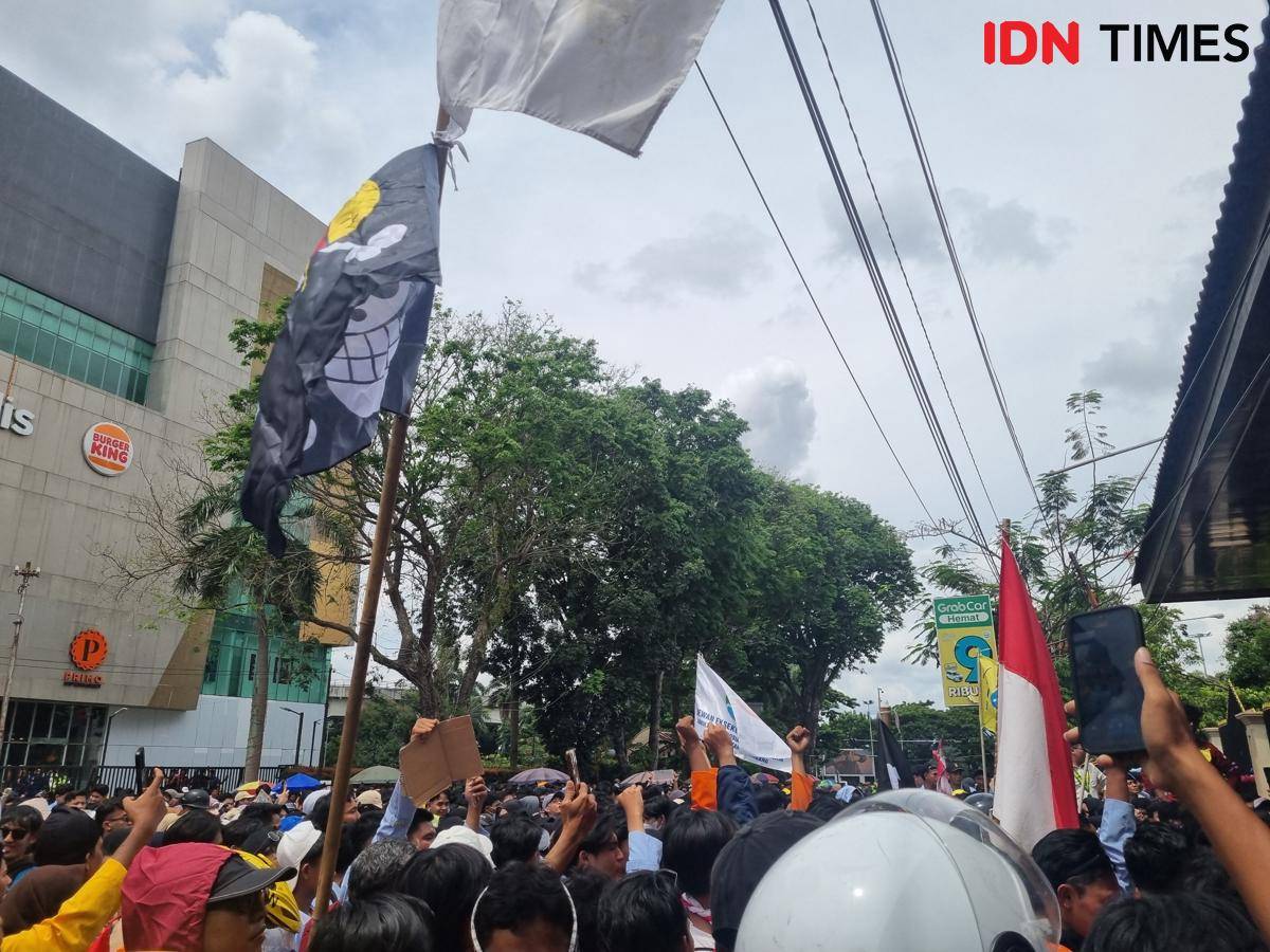 Mahasiswa di kota Palembang melakukan demonstrasi di depan Gedung DPRD Sumsel, Senin (1/9/2025) (IDN Times/Rangga Erfizal)