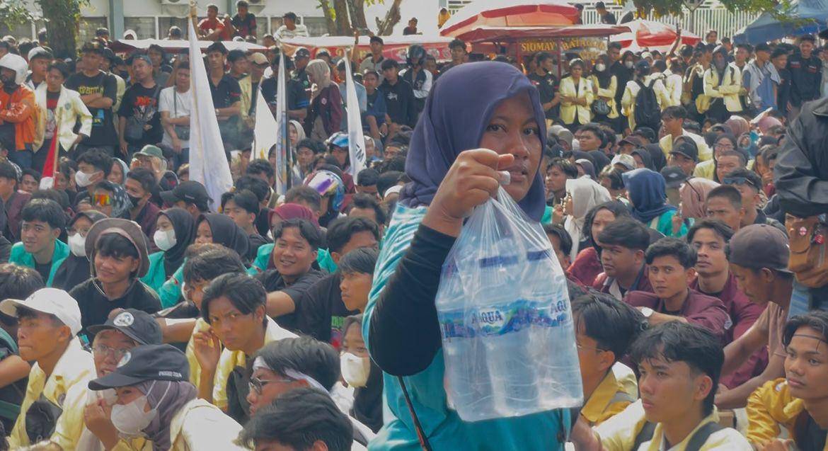 Seorang pedagang menjajakan minuman di tengah kerumunan massa aksi (Foto: IDN Times/Halbert Caniago)