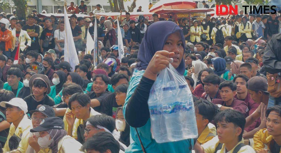 Seorang pedagang menjajakan minuman di tengah kerumunan massa aksi (Foto: IDN Times/Halbert Caniago)