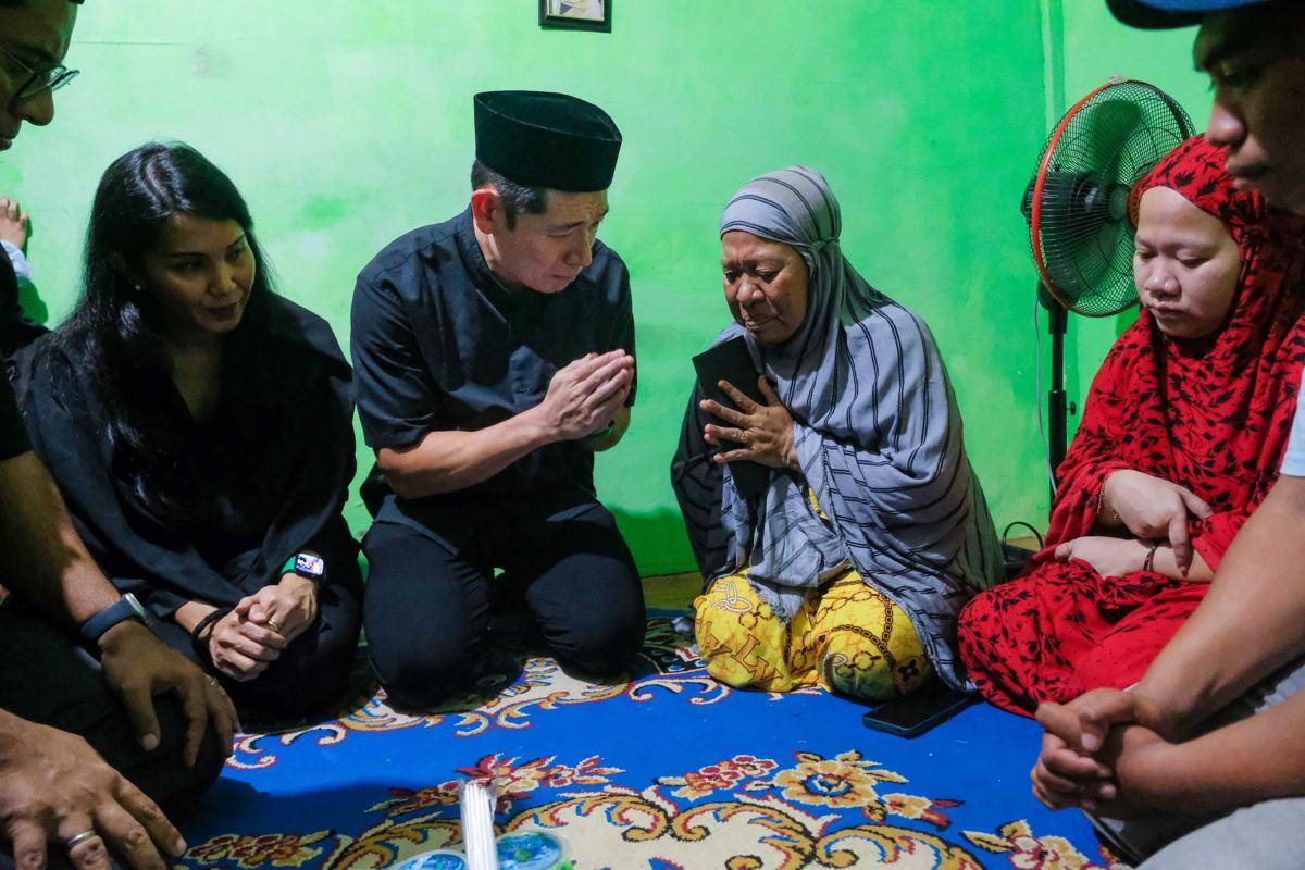 Foto 3 Anthony Tan, Group CEO & Co-Founder Grab secara simbolik menyerahkan santunan dan dukungan berkelanjutan kepada keluarga Almarhum Rusdamdiansyah yang menjadi korban insiden penyampaian sikap di Kota Makassa.jpg