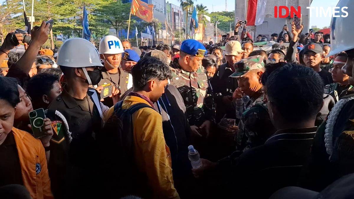 Pangdam XIV Hasanuddin, Mayjen TNI Windiyatno, terlihat turun langsung memantau aksi mahasiswa di Makassar, Senin (1/9/2025). IDN Times/Darsil Yahya