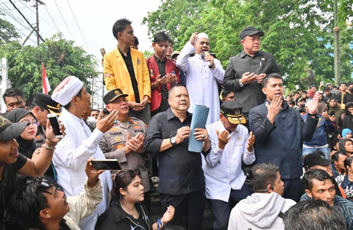 Doa dan selawat bersama mengakhiri aksi demo di depan Gedung DPRD Provinsi Kalsel, Senin (1/9/2025). (istimewa)