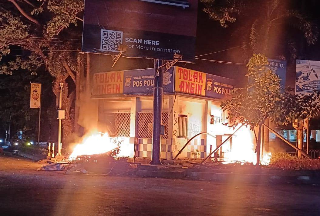 Pos polisi di pertigaan Jl AP Pettarani-Alauddin Makassar dibakar, Jumat (29/8/2025). IDN Times/Darsil Yahya
