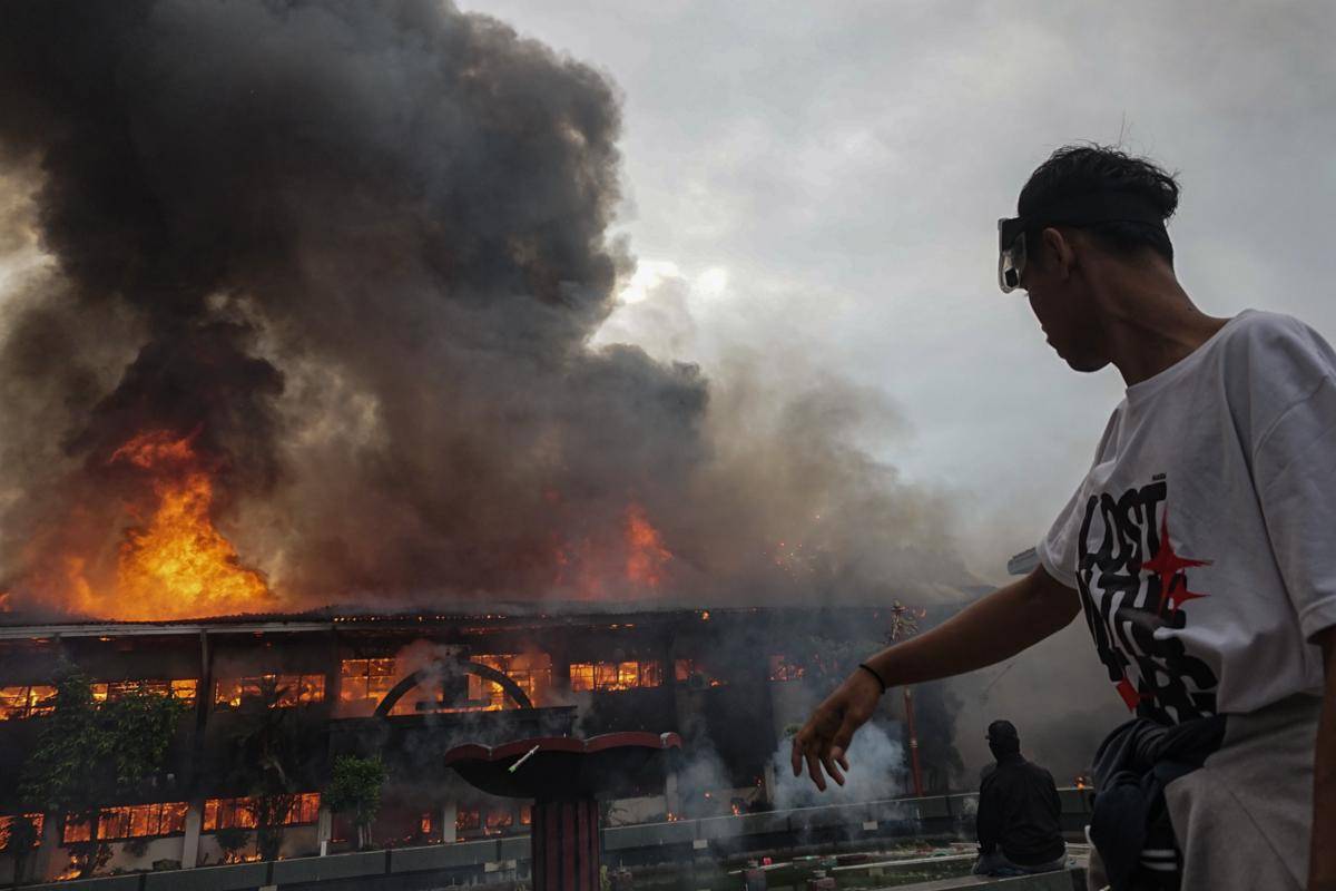 antarafoto-gedung-pemerintahan-di-kota-pekalongan-terbakar-1756707831.jpg