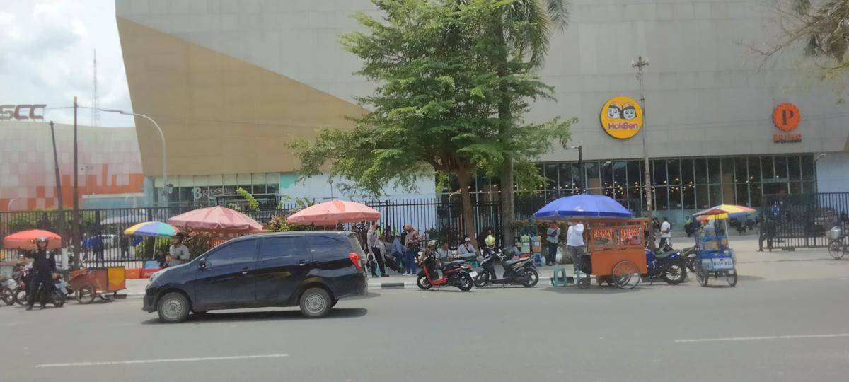 Potret pedagang kaki lima siaga di lokasi aksi Palembang (Dok. Aji untuk IDN Times)