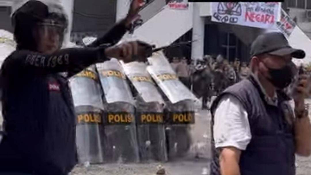 Personel Polres OKU saat mengamankan aksi unjuk rasa di gedung DPRD OKU. (Dok. Istimewa)
