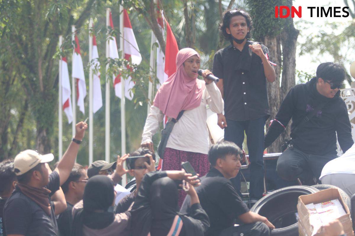Wama Ani (36), emak-emak asal Balikpapan yang ikut dalam demonstrasi di Balikpapan.