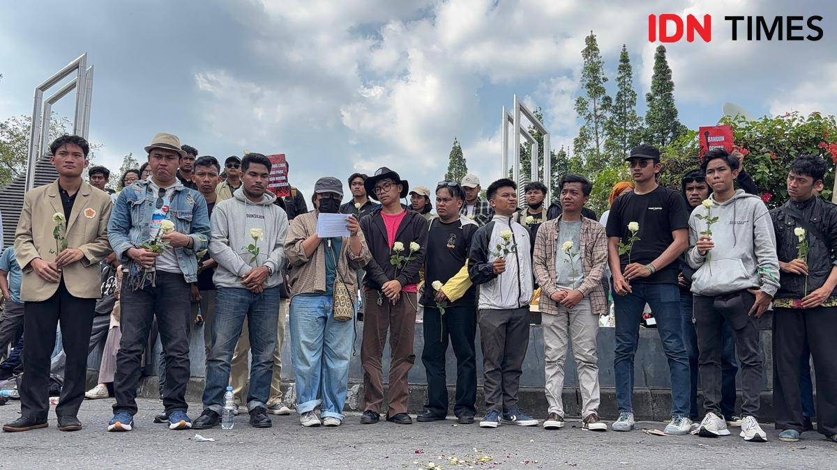 Aksi Jogja Memanggil di Bundaran Universitas Gadjah Mada (UGM), Senin (1/9/2025).