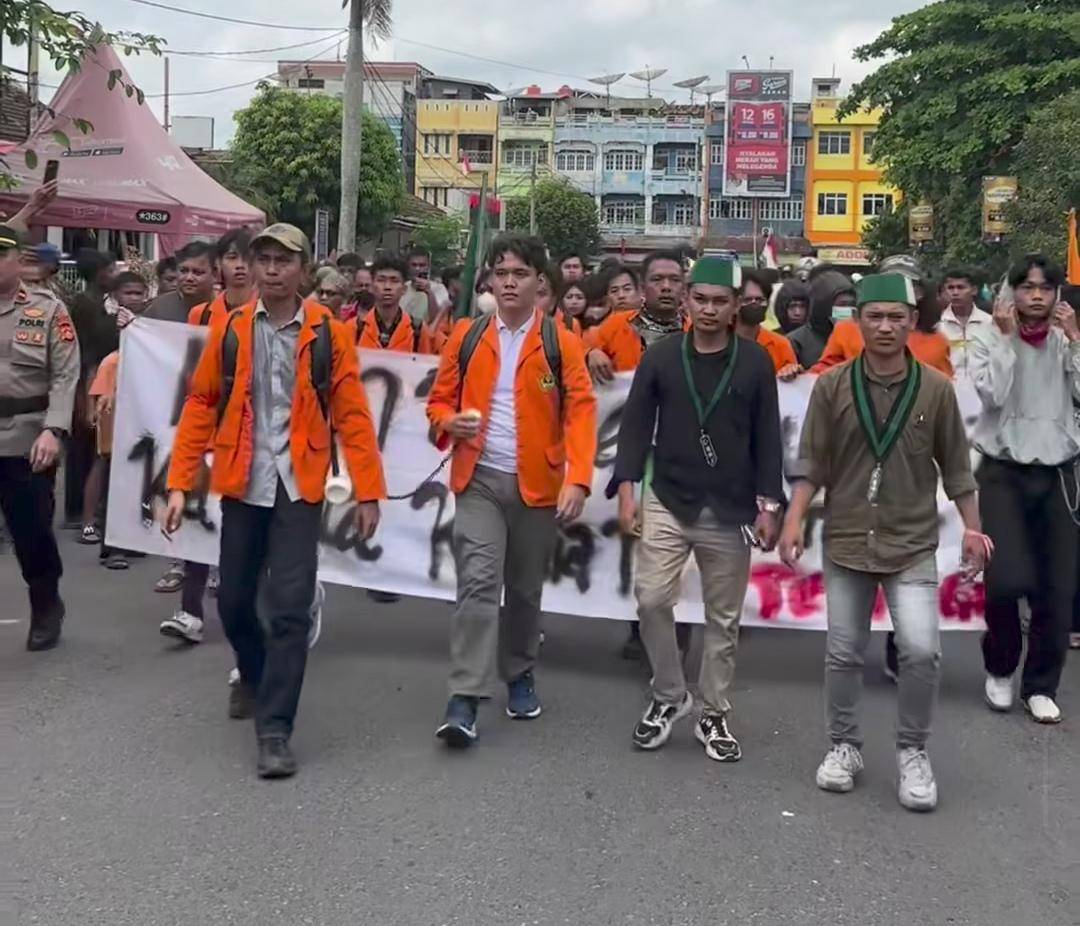 Sejumlah mahasiswa saat unjuk rasa di DPRD OKU. (Dok. Istimewa)