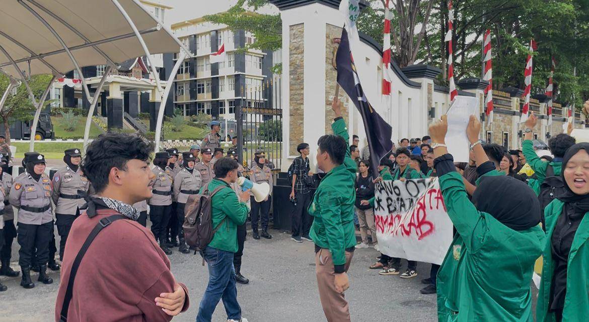 Aksi demo mahasiswa di depan Mapolda Sumbar pada Jumat (30/8/2025) (Foto: IDN Times/Halbert Caniago)
