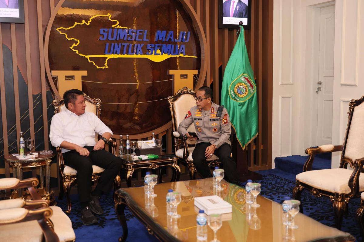 Kapolda Sumsel Irjen Pol Andi Rian R. Djajadi berkoordinasi dengan Gubernur Sumsel Herman Deru terkait pengamanan unjuk rasa di Palembang, Senin (1/9/2025).