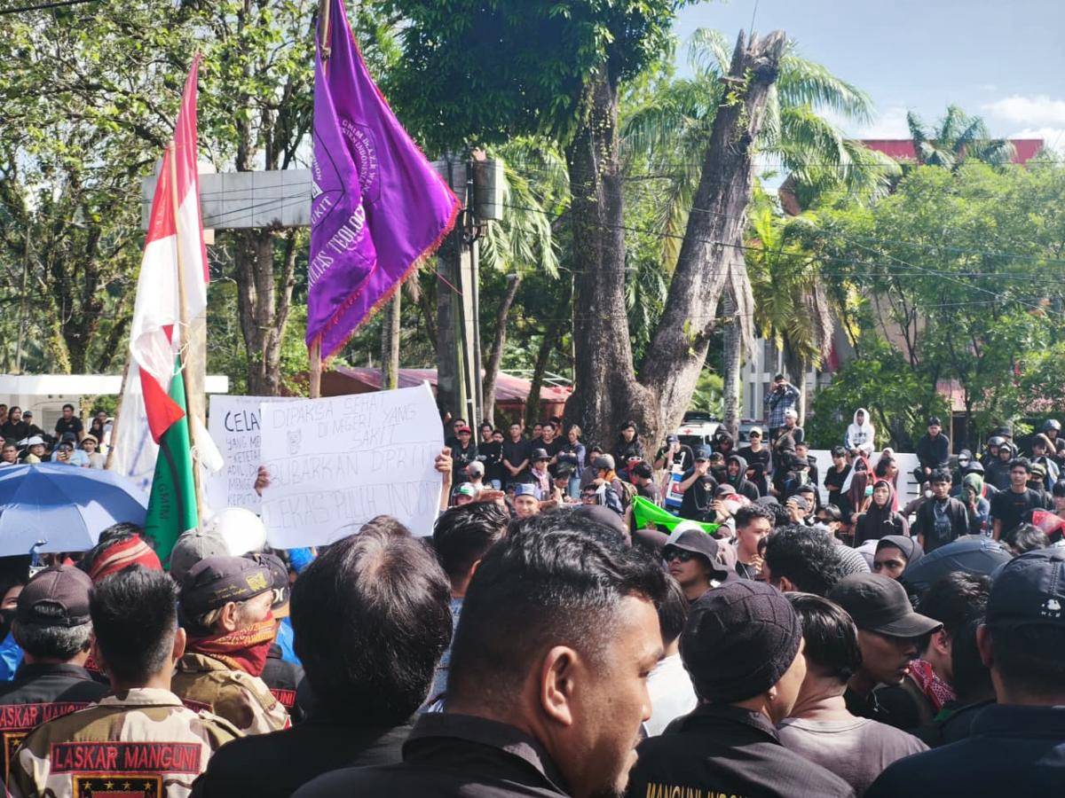 Unjuk rasa di Kota Manado, Sulawesi Utara, Senin (1/9/2025). IDN Times/Savi
