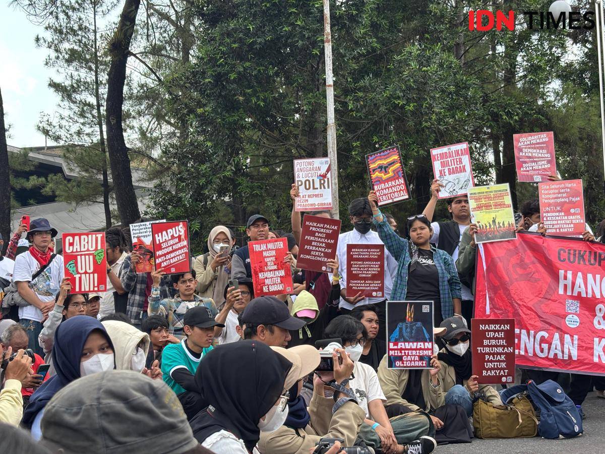 Aksi Jogja Memanggil di Bundaran Universitas Gadjah Mada (UGM), Senin (1/9/2025).