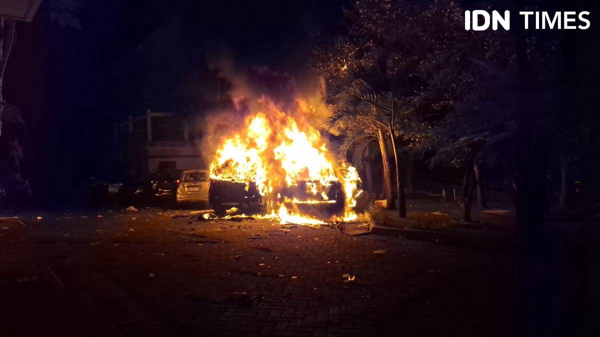 Mobil dibakar di halaman gedung DPRD Makassar, Jumat (29/8/2025). IDN Times/Darsil Yahya