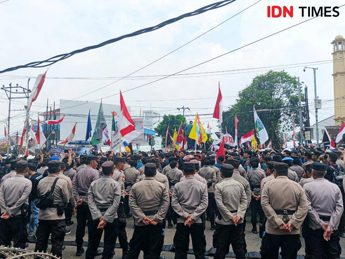 Potret Aksi “Lampung Menolak Diam, Indonesia (C)emas” yang Digelar Aliansi Lampung Melawan di kawasan Gedung DPRD Lampung