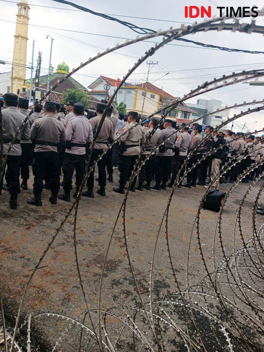 Potret Aksi “Lampung Menolak Diam, Indonesia (C)emas” yang Digelar Aliansi Lampung Melawan di kawasan Gedung DPRD Lampung