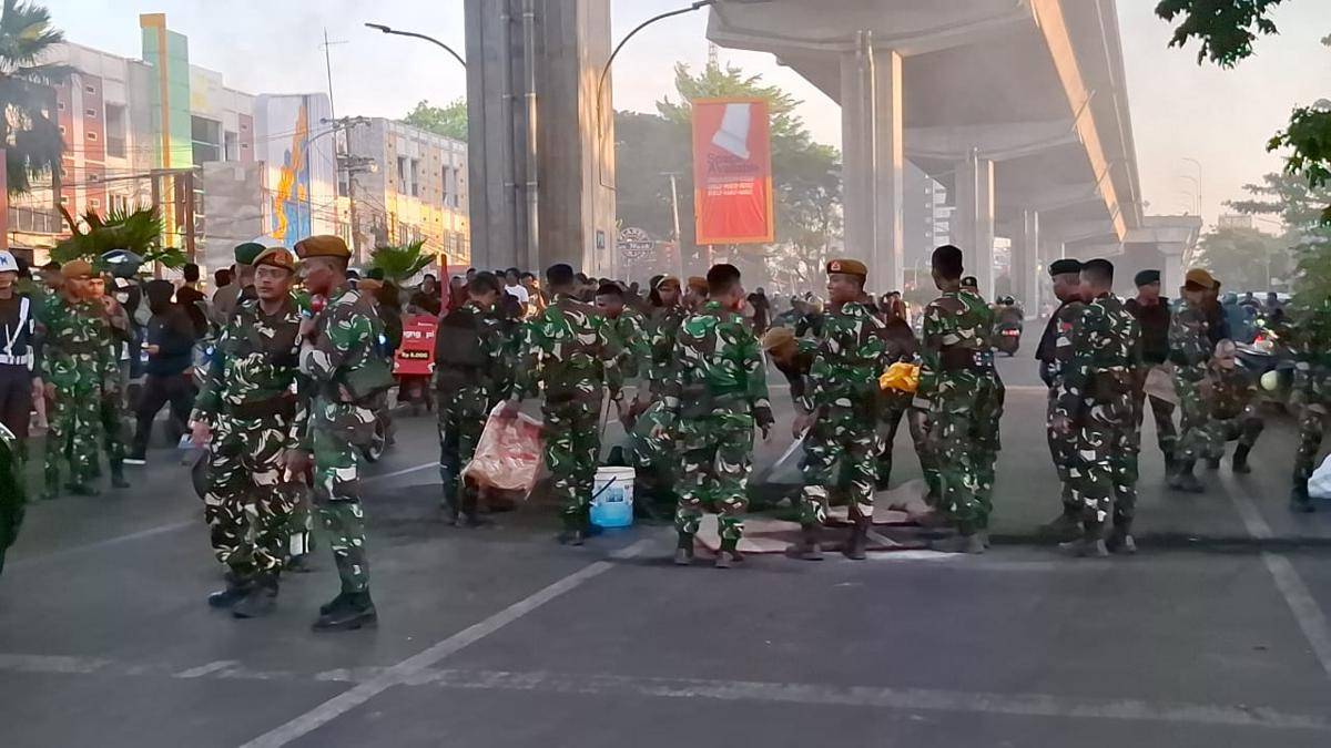 Pasukan TNI mengawal ketat aksi demonstrasi ribuan mahasiswa di Makassar, Senin (1/9/2025). IDN Times/Darsil Yahya