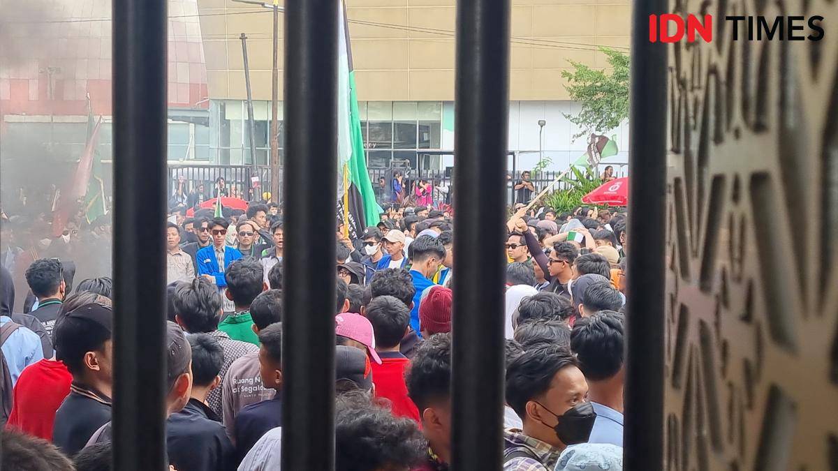 Mahasiswa membakar ban sebagai bentuk protes dan mendesak bertemu dengan wakil rakyat di depan Gedung DPRD Sumsel, Senin (1/9/2025).