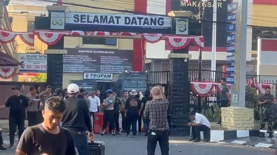 Mahasiswa dari Aliansi Gerakan Mahasiswa Perintis Melawan menggelar aksi di depan Polrestabes Makassar, Senin (1/9/2025). (IDN Times/Istimewa)