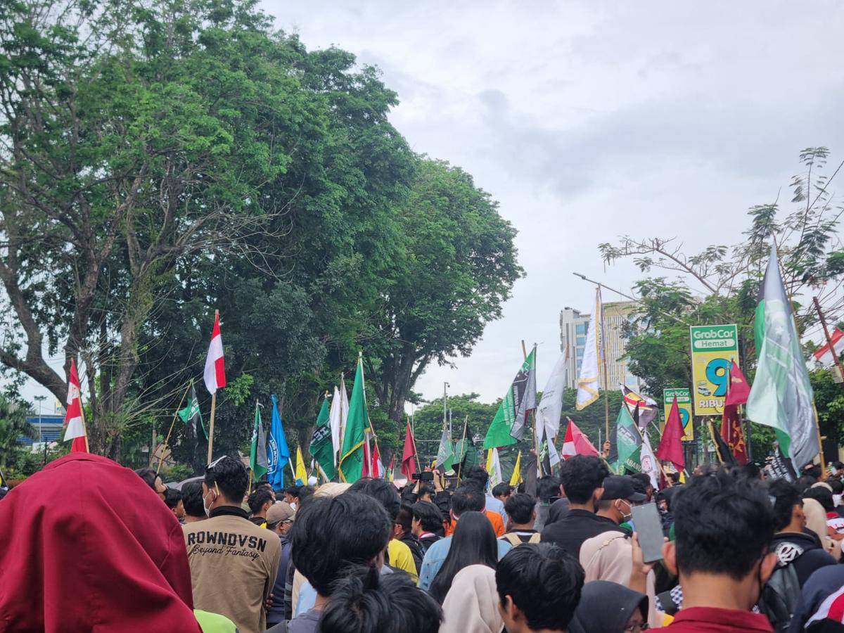 Mahasiswa di kota Palembang melakukan demonstrasi di depan Gedung DPRD Sumsel, Senin (1/9/2025).
