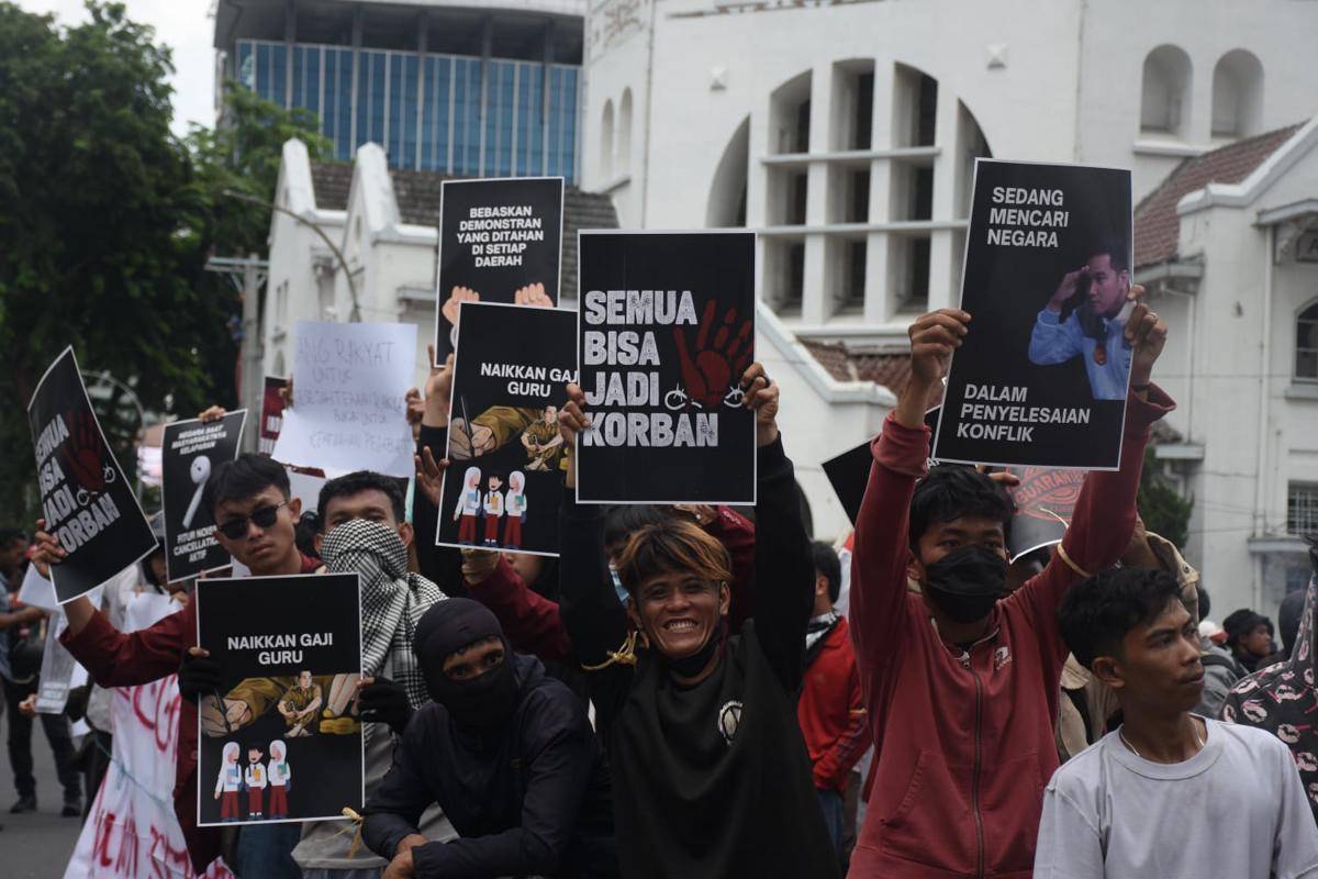 Aksi unjuk rasa massa AKBAR Sumut di kawasan titik nol Medan, Senin (1/9/2025) (IDN Times/Prayugo Utomo)