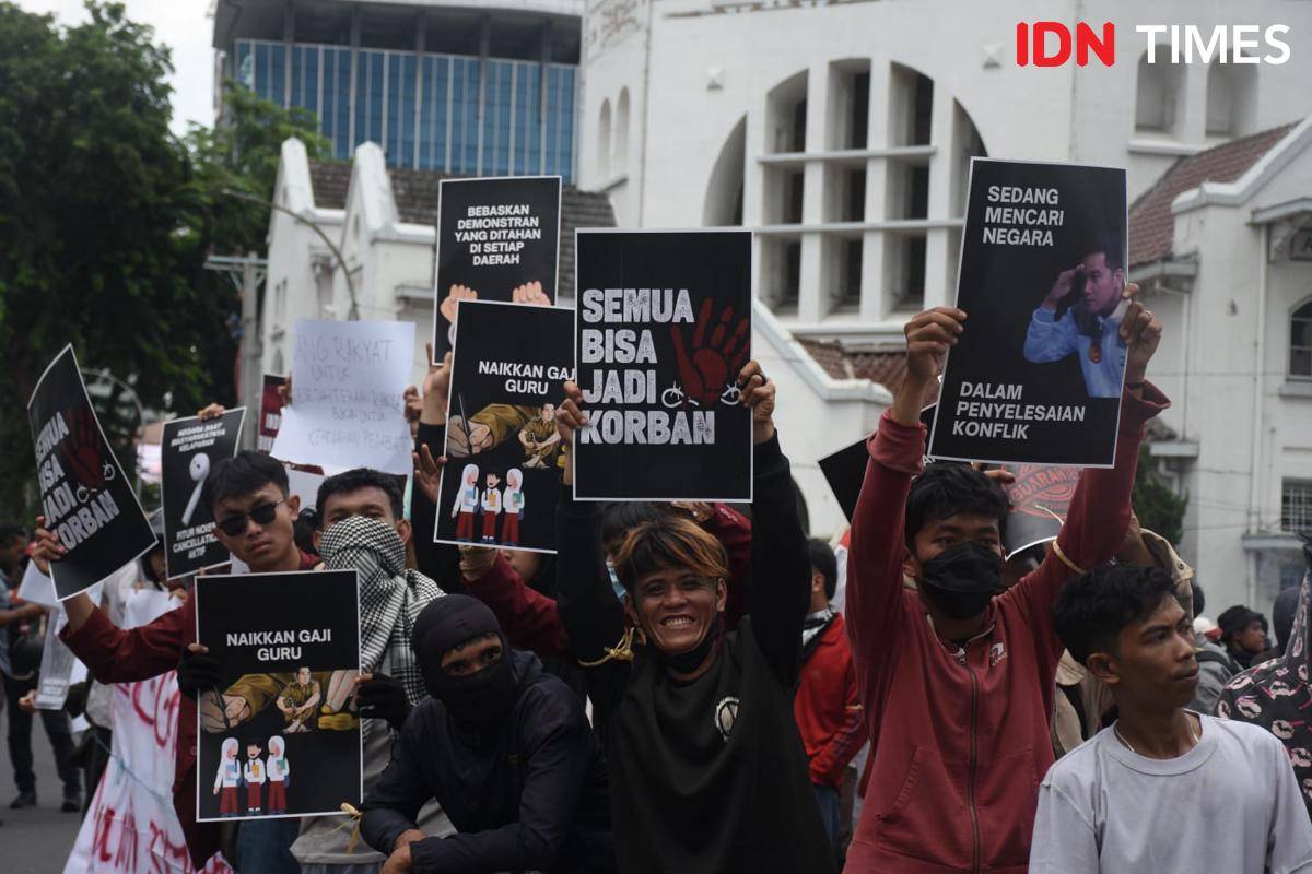 Aksi unjuk rasa massa AKBAR Sumut di kawasan titik nol Medan, Senin (1/9/2025) (IDN Times/Prayugo Utomo)