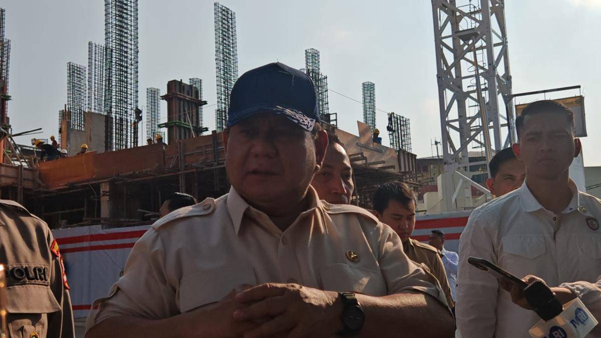 Presiden Prabowo Subianto menjenguk belasan anggota polisi yang terluka saat menjaga demo berujung ricuh di RS Polri, Jakarta pada Senin (1/8/2025). (IDN Times/ Ilman Nafian)