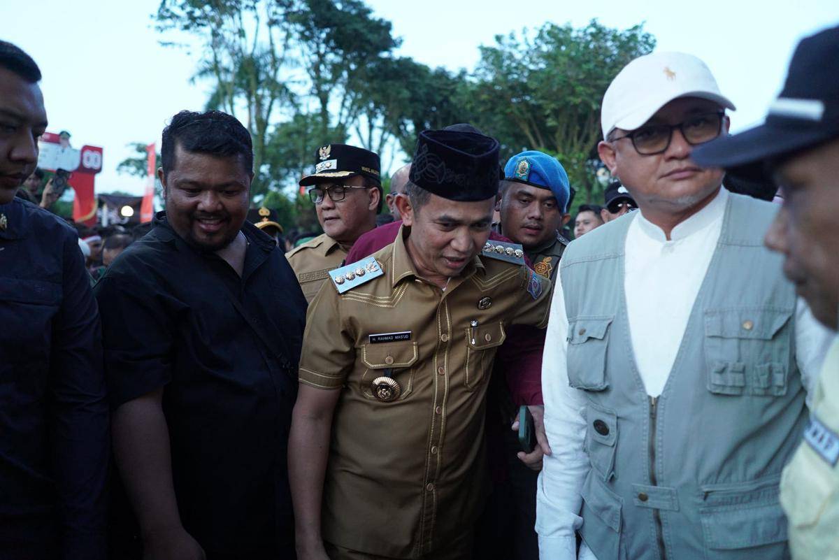Wali Kota Balikpapan menemui langsung massa demonstran.