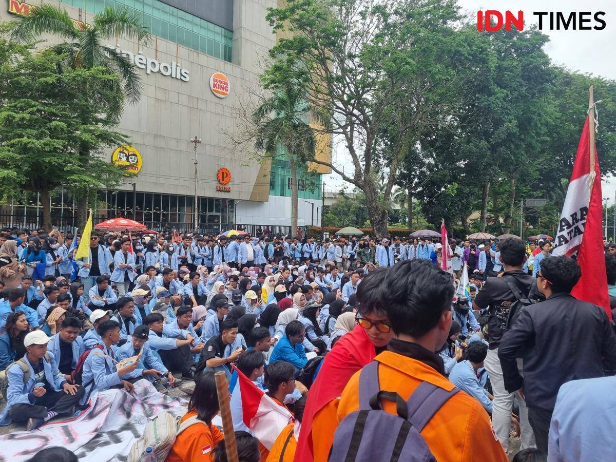Mahasiswa di kota Palembang melakukan demonstrasi di depan Gedung DPRD Sumsel, Senin (1/9/2025) (IDN Times/Rangga Erfizal)