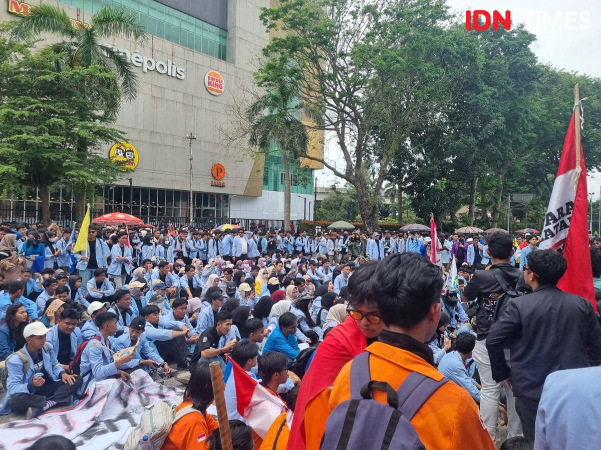 Mahasiswa di kota Palembang melakukan demonstrasi di depan Gedung DPRD Sumsel, Senin (1/9/2025) (IDN Times/Rangga Erfizal)
