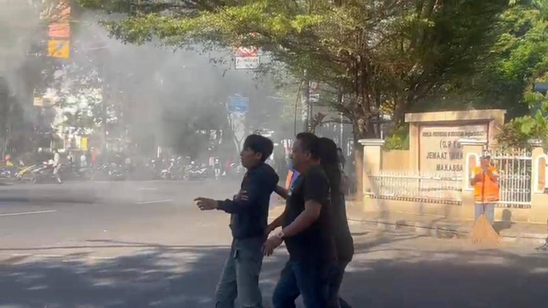 Polisi membubarkan aksi mahasiswa di depan Polrestabes Makassar dan lima orang ditangkap, Senin (1/9/2025). (IDN Times/Istimewa)