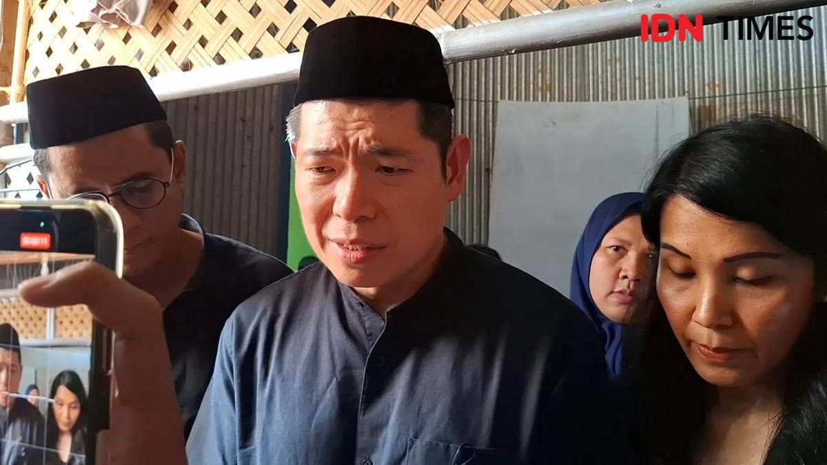 Anthony Tan - Group CEO & Co-Founder Grab melayat ke rumah duka Rusdamdiansyah alias Dandi, mitra pengemudi yang tewas dalam gelombang unjuk rasa di Makassar, Jumat (29/8/2025). (IDN Times/Darsil Yahya)