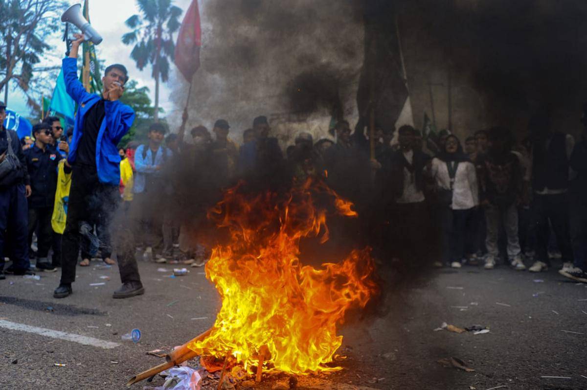 Massa aliansi mahasiswa membakar ban saat melakukan demonstrasi di Gedung DPRD Sumsel, Palembang, Senin (1/9/2025).