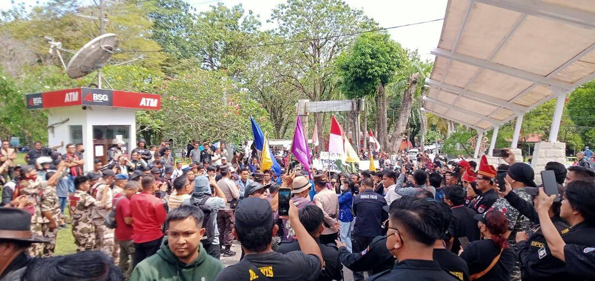 Demo di Kantor DPRD Sulawesi Utara di Kota Manado, Senin (1/9/2025). IDN Times/Savi