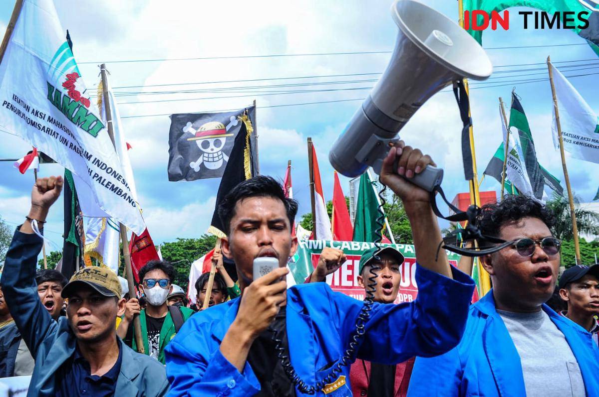 Massa aliansi mahasiswa saat melakukan demonstrasi di Gedung DPRD Sumsel, Palembang, Senin (1/9/2025).